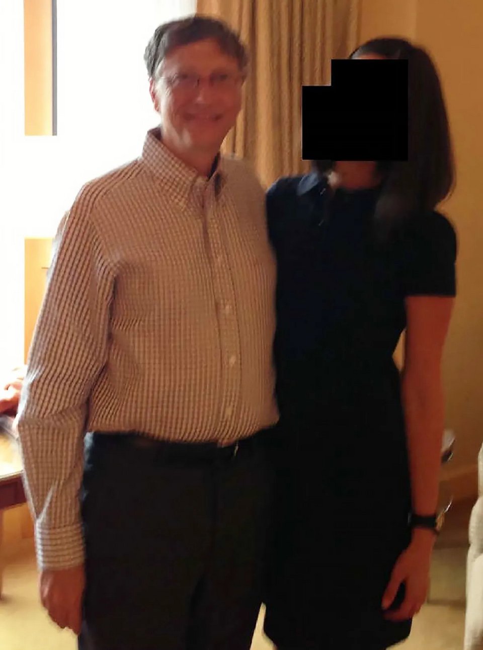 Ο Μπιλ Γκειτς με δύο ρωσίδες