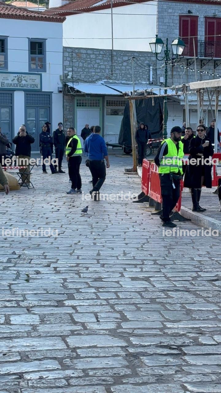 Φωτογραφίες και βίντεο: Ο Μπραντ Πιτ στο λιμάνι της Υδρας