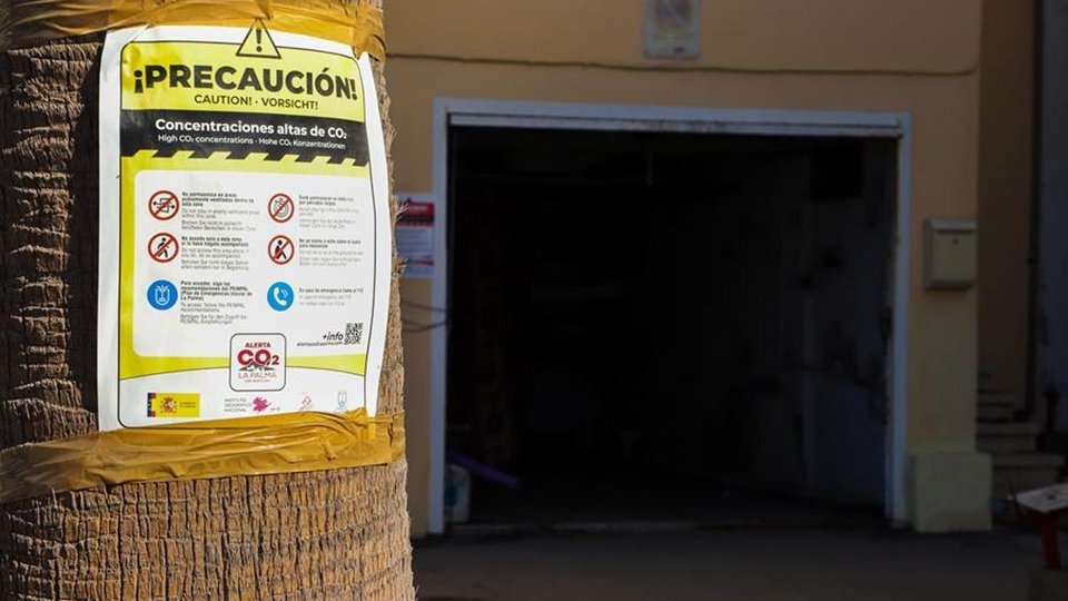 Η επιτήρηση είναι αδιάκοπη. Σε ένα αυτοσχέδιο κέντρο ελέγχου, εγκατεστημένο σε σχολείο που έμεινε άδειο μετά την πανδημία, ομάδα επιστημόνων παρακολουθεί δεδομένα σε πραγματικό χρόνο / FACEBOOK