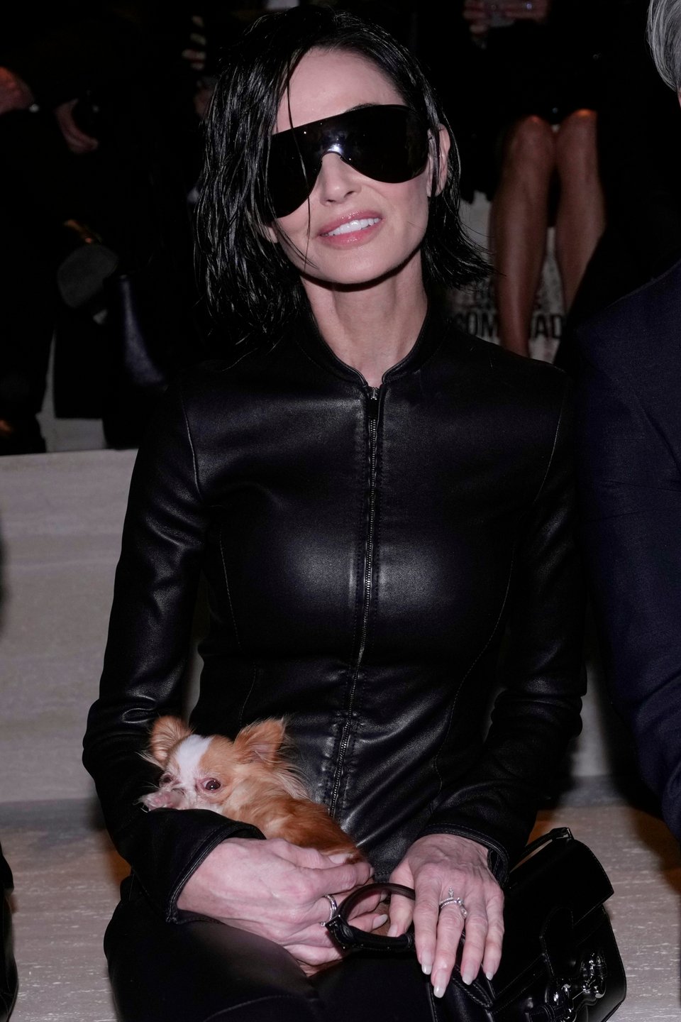 Η Ντέμι Μουρ αγκαλιά με το σκυλάκι της 