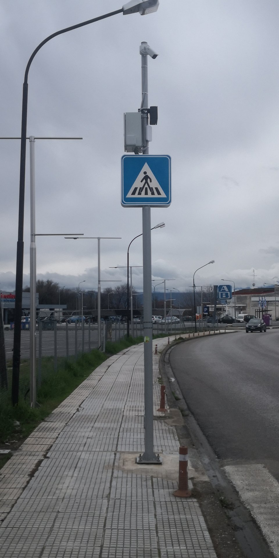 Μόλις η κάμερα που διαθέτει η διάβαση, «αναγνωρίσει» φιγούρα ατόμου, «δίνει εντολή» και αρχίζουν να πάλλονται, τόσο το σήμα της διάβασης, όσο και τα «μάτια γάτας» στο οδόστρωμα