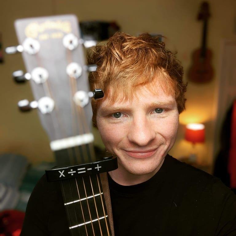 Ο Ty Jones ως Ed Sheeran