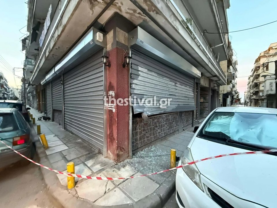 Δύο γκαζάκια τοποθέτησαν άγνωστοι στις 4.30 τα ξημερώματα έξω από πολυκατοικία επί της οδού Αγίου Τριάδος, στη Θεσσαλονίκη