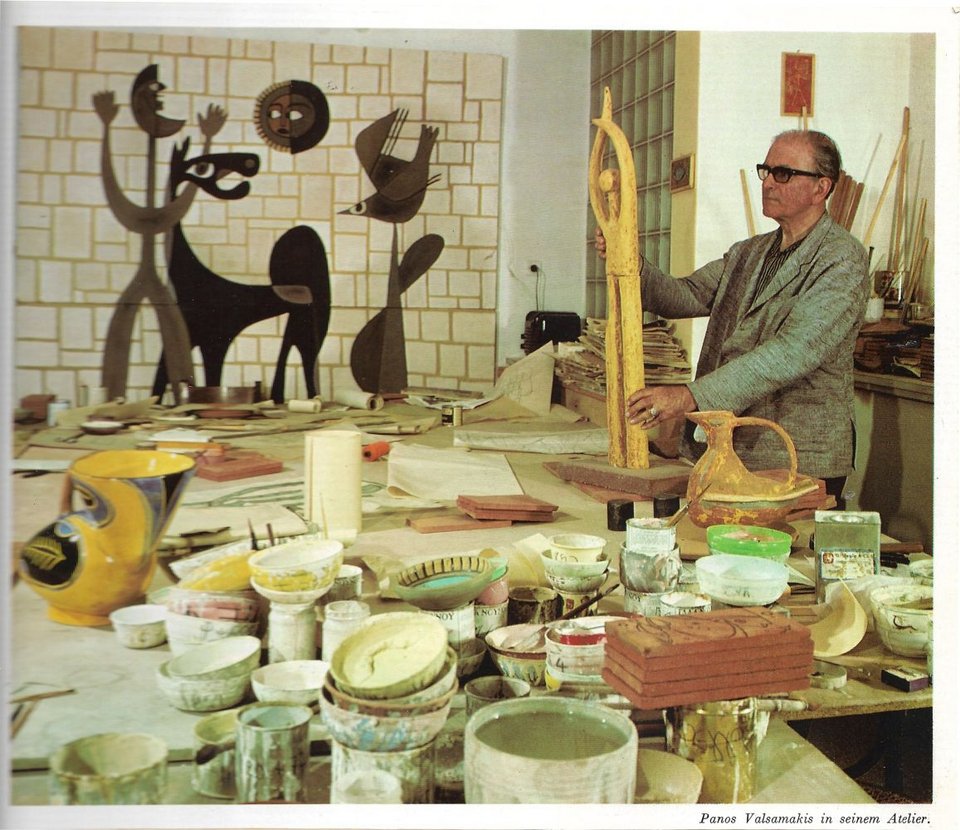  O Πάνος Βαλσαμάκης στο Εργαστήριο στο Μαρούσι c.1973 / ﻿Eυγενική παραχώρηση της Οικογένειας Βαλσαμάκη 