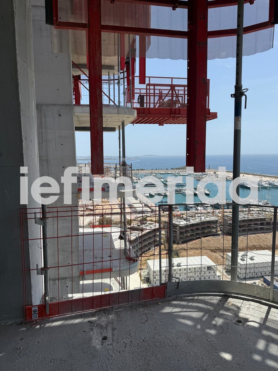 Αποκλειστικό ρεπορτάζ του iefimerida με φωτό και βίντεο από το εσωτερικό διαμερίσματος του ουρανοξύστη:﻿