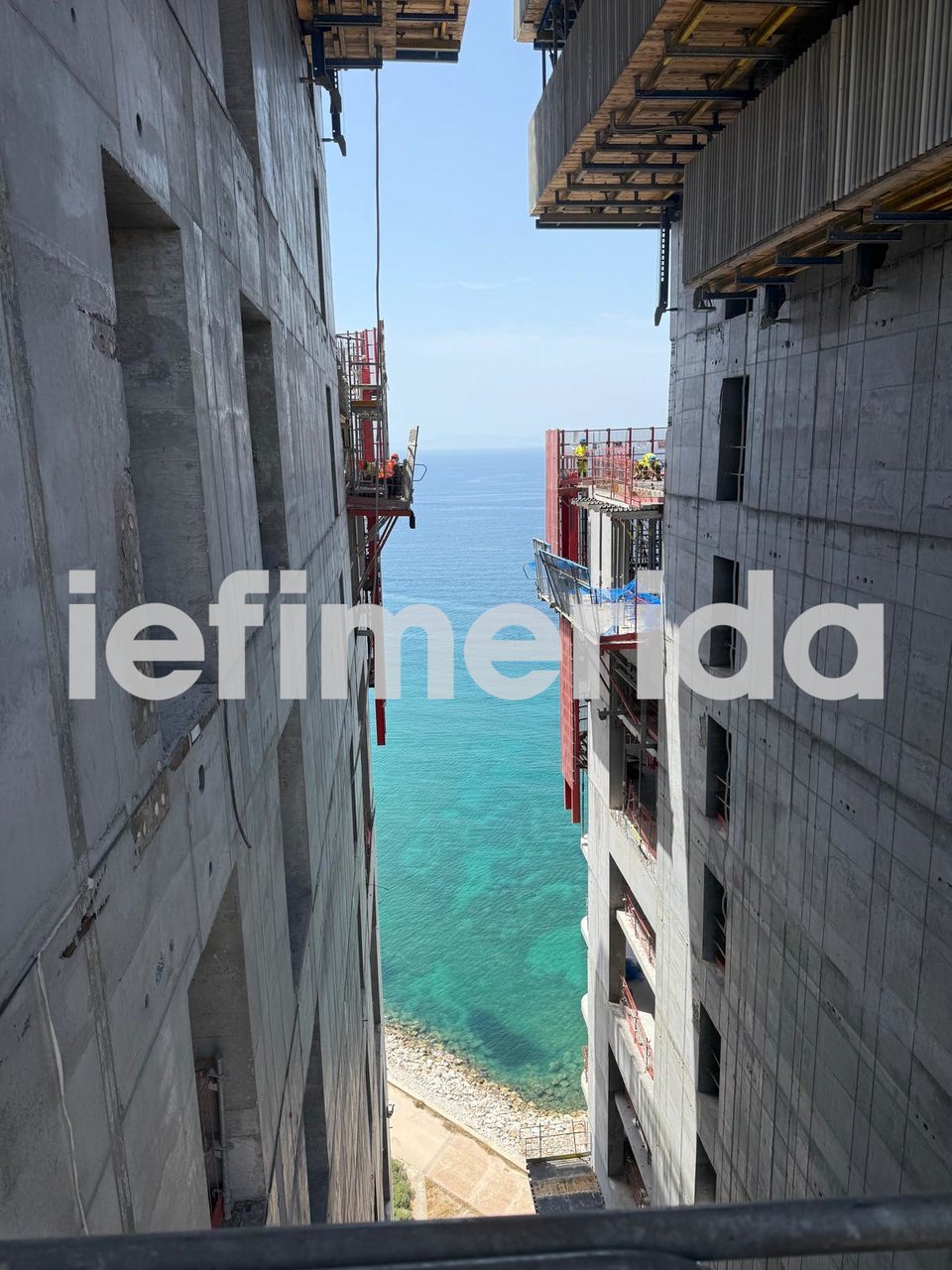 Το σημείο όπου ενώνονται ο ανατολικός με τον δυτικό ουρανοξύστη