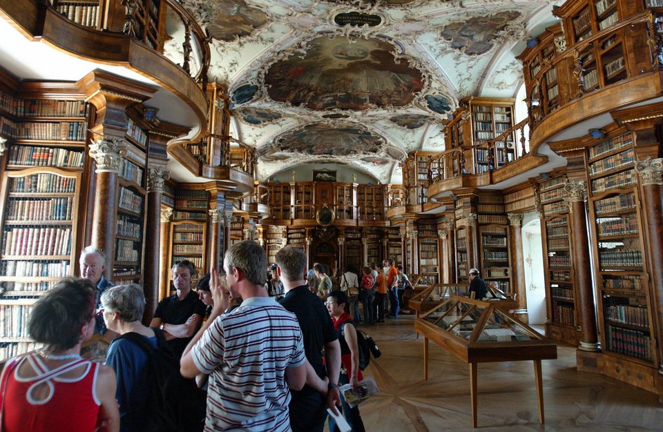 Το εσωτερικό της εντυπωσιακής βιβλιοθήκης 