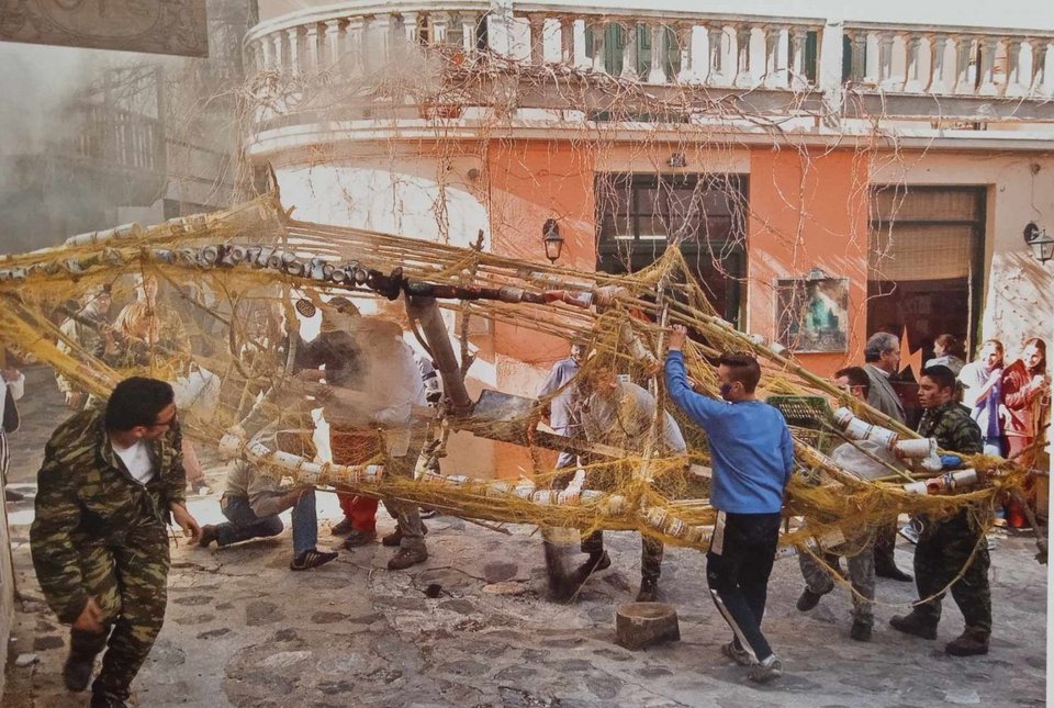 Η «Τράτα» είναι αποκριάτικο δρώμενο της Σκοπέλου που τελείται την τελευταία Κυριακή της Αποκριάς