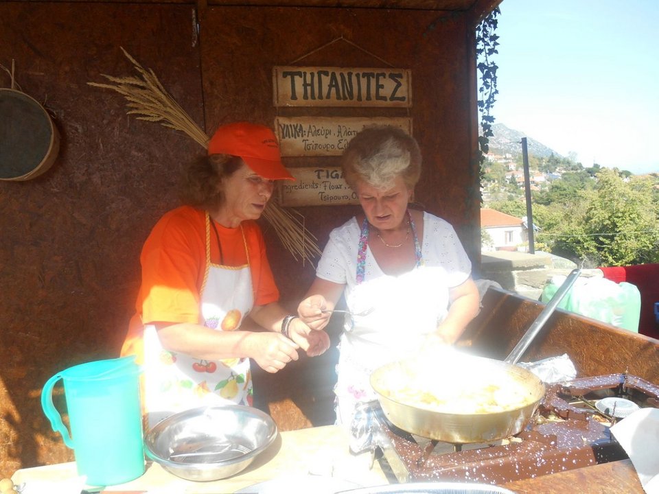 Οι τηγανίτες σχετίζονται με την κοινωνική ζωή της Ροδαυγής και προσφέρονται συνήθως στην ετήσια Γιορτή Κάστανου, τα Χριστούγεννα, στους γάμους και στις λεχώνες