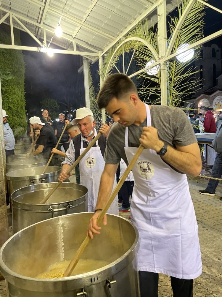 Mέλη του Μικρασιατικού Πολιτιστικού Συλλόγου Άγιος Γεώργιος Γκιούλμπαξε συμμετέχουν εθελοντικά στην προετοιμασία του εθίμου χρησιμοποιώντας υλικά, όπως μοσχαρίσιο κρέας και αποφλοιωμένο σιτάρι, τα οποία βράζουν όλη τη νύχτα σε μεγάλα καζάνια