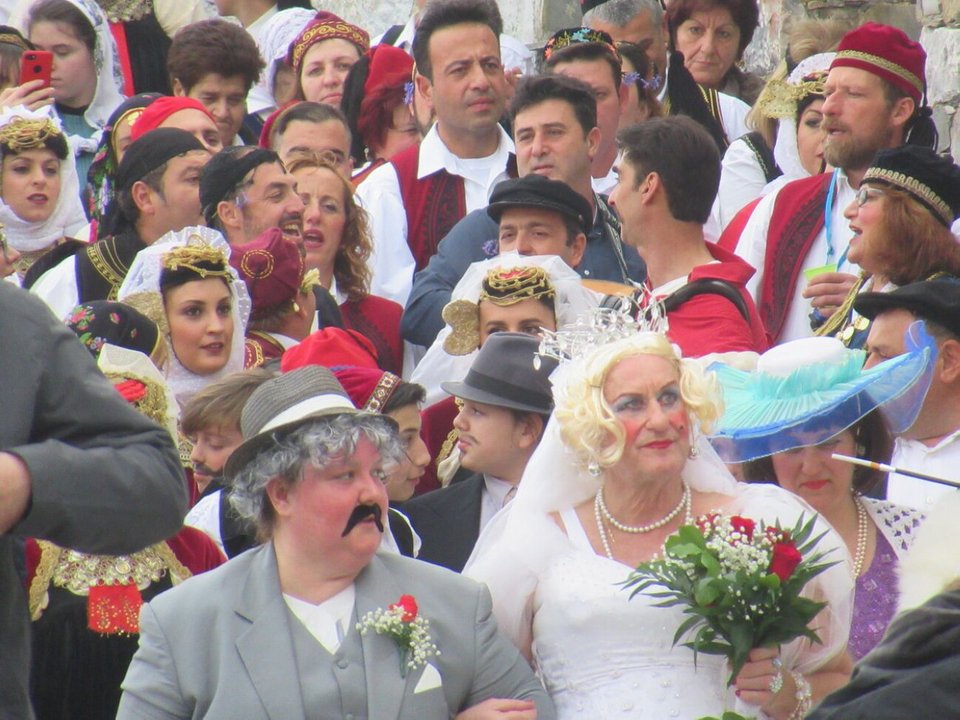 Πρόκειται για μια παρωδία της πομπής του παραδοσιακού γάμου, όπου ένας άντρας ντύνεται νύφη και μια γυναίκα ντύνεται γαμπρός