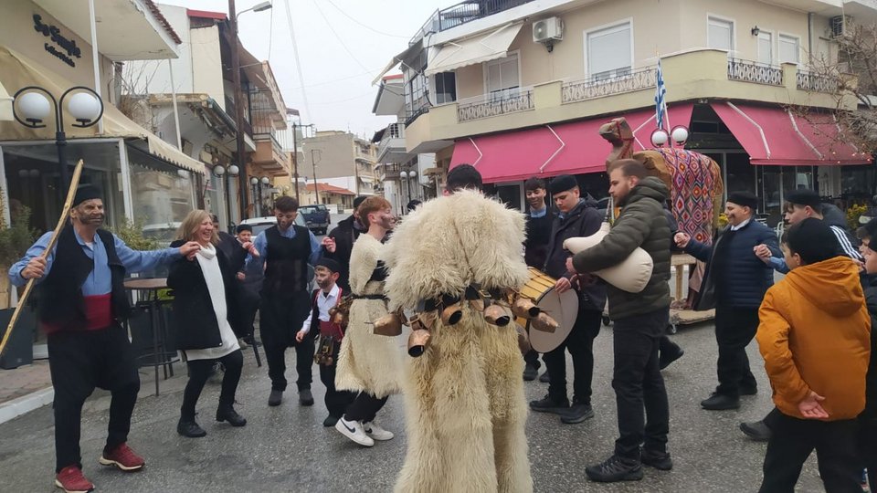 Ο Θρακικός Καλόγερος, ένα έθιμο με ρίζες βαθιά στον χρόνο και έντονο συμβολισμό γονιμότητας και αναγέννησης, επιστρέφει στους δρόμους και την πλατεία του χωριού