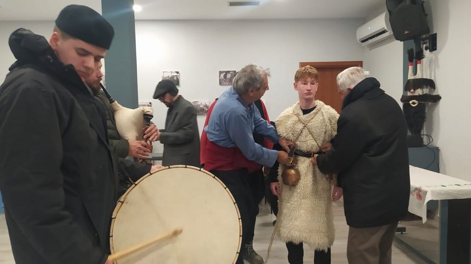 Ένα από τα πιο επιβλητικά και αρχέγονα δρώμενα της Θράκης αναβιώνει κάθε χρόνο, την περίοδο της Αποκριάς, στο Καλαμπάκι Δράμας