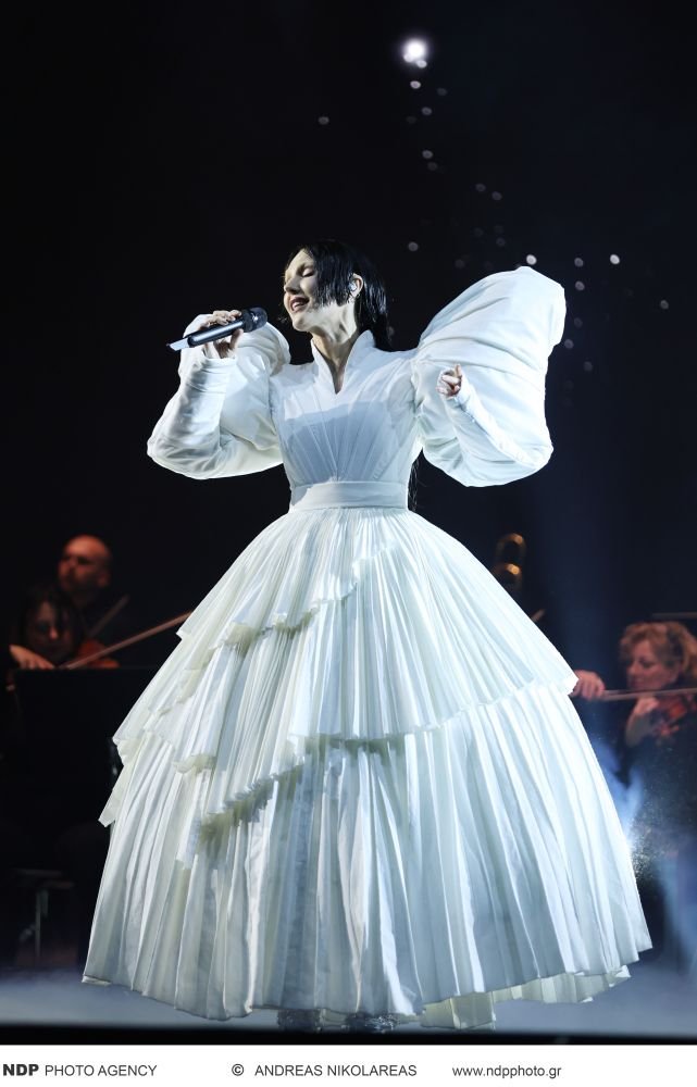 Στη σκηνή ανέβηκε η Τάμτα και συνοδευόμενη από την Ορχήστρα Σύγχρονης Μουσικής της ΕΡΤ