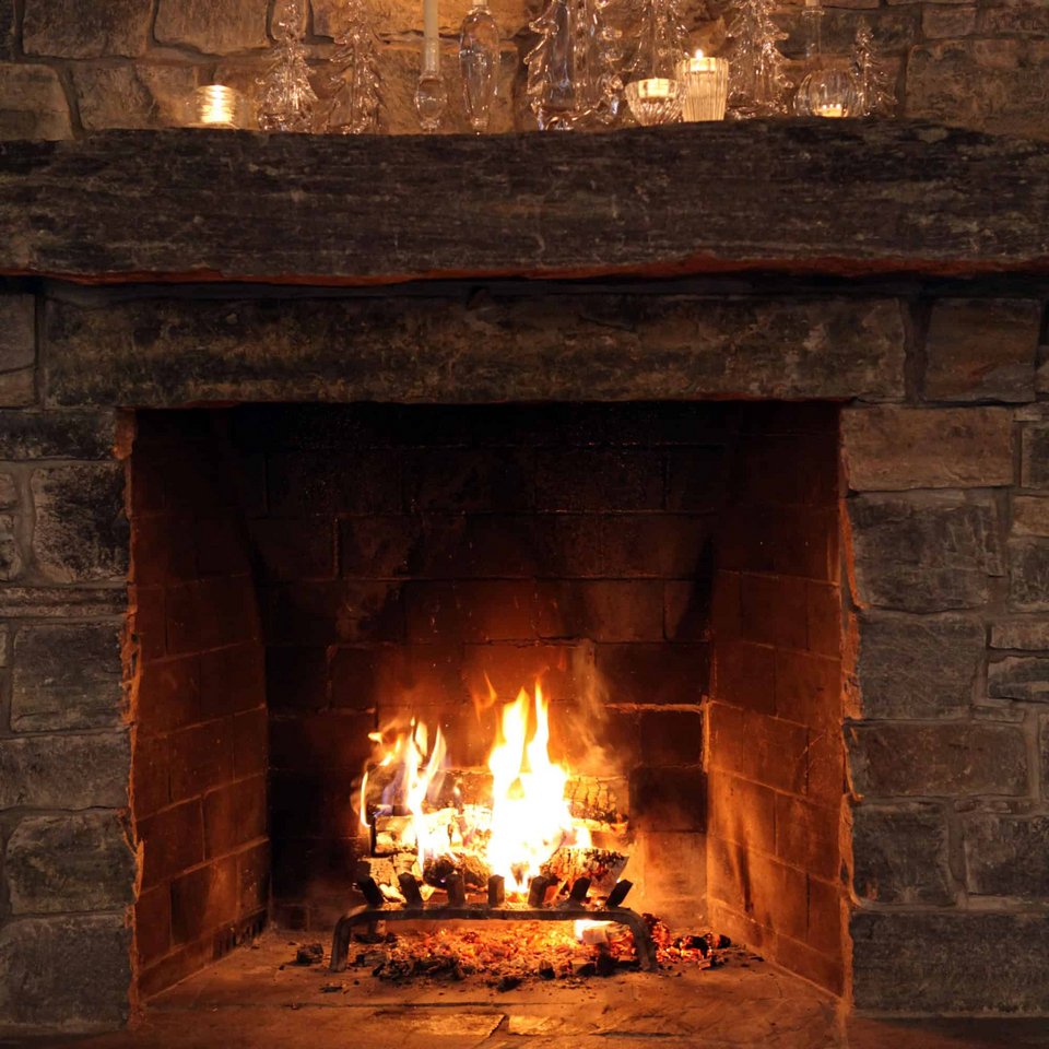 Παρότι πολλοί αγοραστές σπιτιών εξακολουθούν να θεωρούν το τζάκι στοιχείο κύρους και αισθητικής, η καθημερινότητα δείχνει πιο σύνθετη / SHUTTERSTOCK