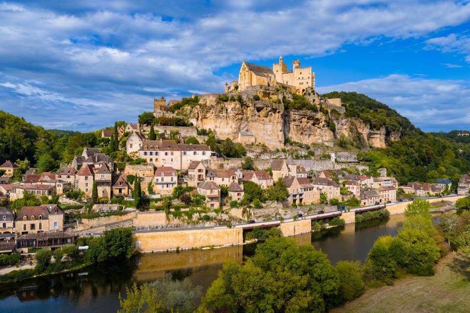 αγνωστο γαλλικό χωριό με κάστρο