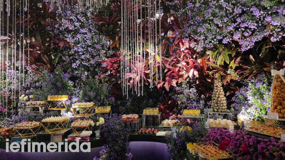 Τα γλυκά ήταν άφθονα και ο ανθοστολισμός εντυπωσιακός