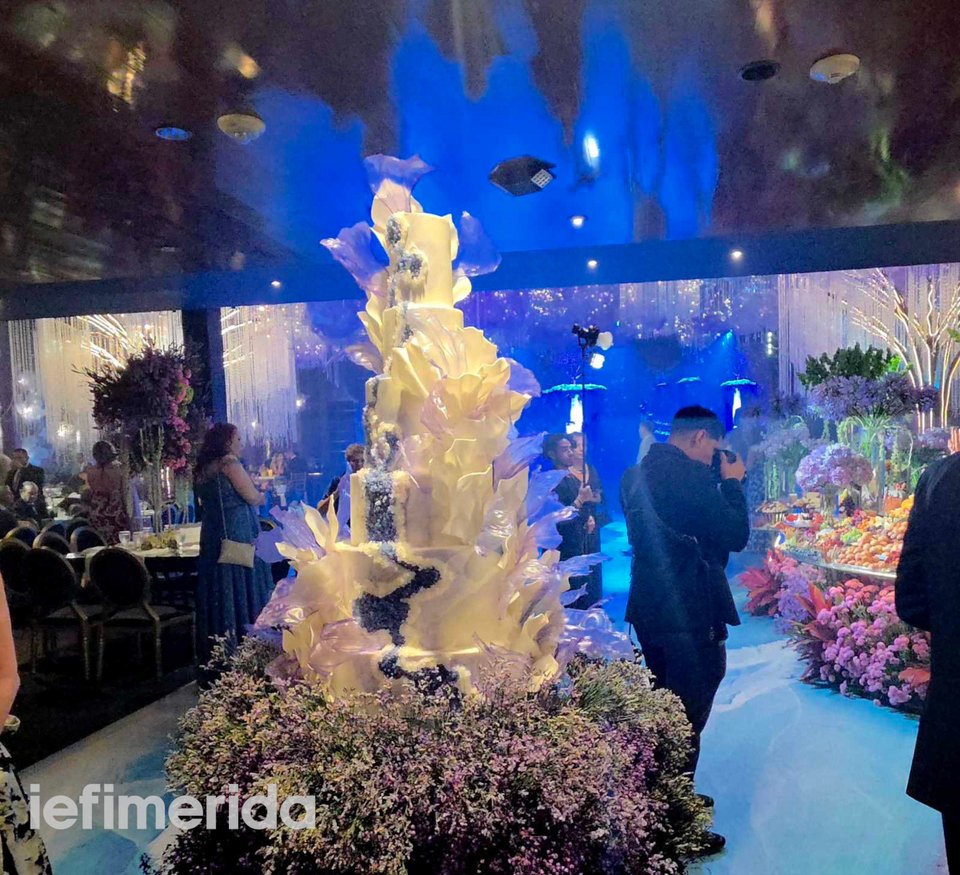 Η εντυπωσιακή γαμήλια τούρτα