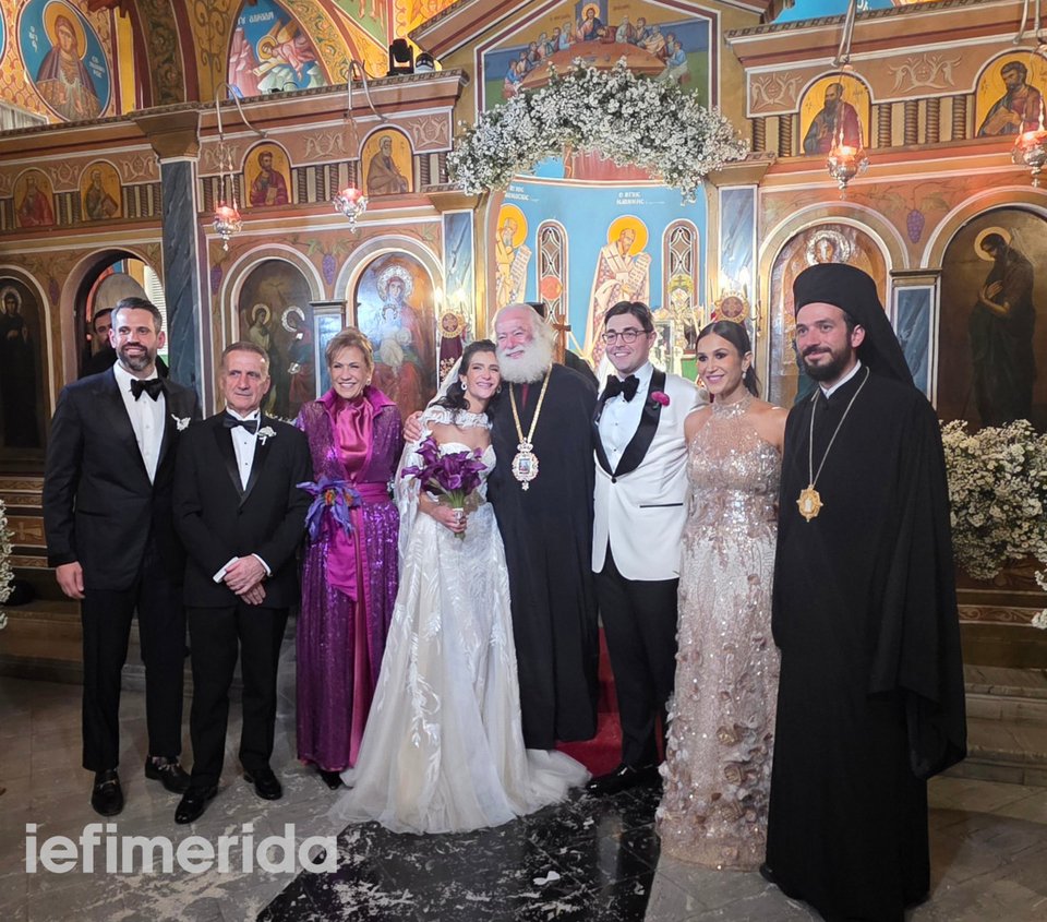 Το ζευγάρι με την οικογένεια της νύφης, τον  Πατριάρχη Αλεξανδρείας Θεόδωρο και τον Μητροπολίτη Μεξικού Ιάκωβο.