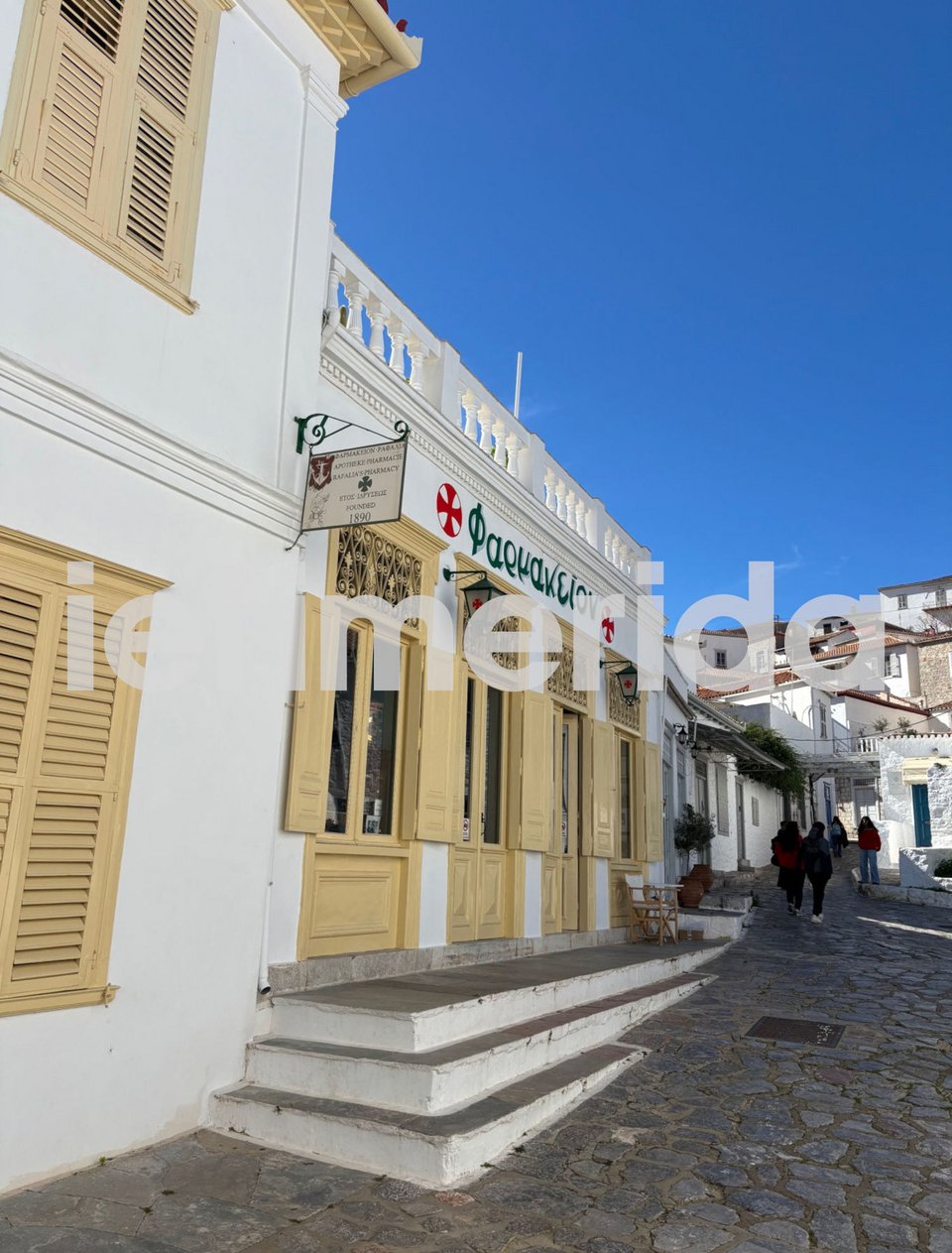 Σημείο προς σημείο πού θα γίνουν τα γυρίσματα στην Ύδρα: Το καμαρίνι του Μπραντ Πιτ στο... νηπιαγωγείο, τα χρήματα που πληρώνουν