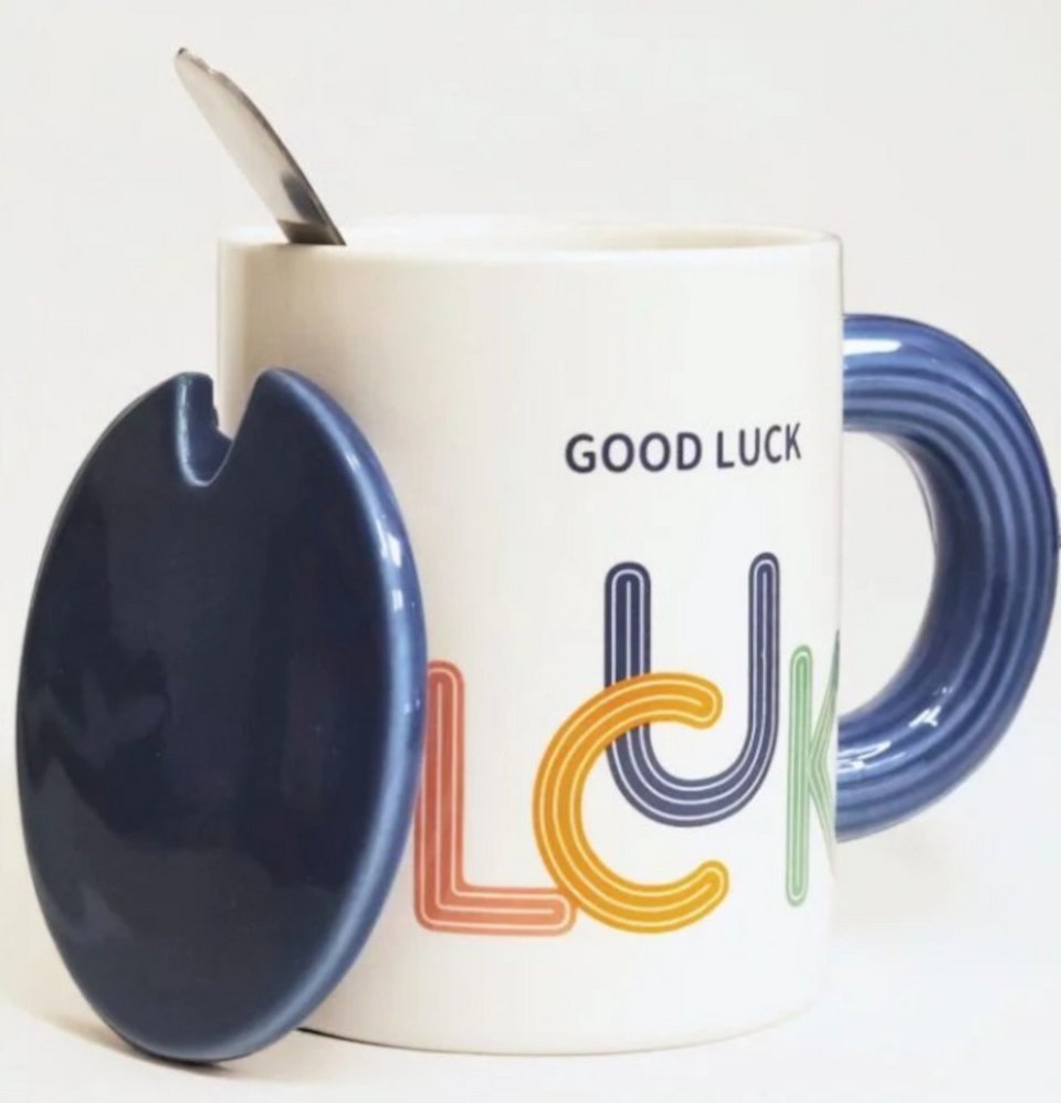 Κεραμική κούπα με καπάκι, σχεδιασμένη σε ζωηρές αποχρώσεις που παραπέμπουν στα χρώματα του ουράνιου τόξου