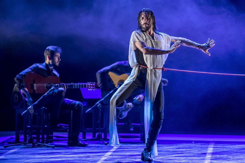 Για δύο μόνο βραδιές, στο εμβληματικό Θέατρο Ολύμπια «Μαρία Κάλλας», Παρασκευή 13 Φεβρουαρίου και Σάββατο 14 Φεβρουαρίου, το κοινό θα έχει την ευκαιρία να βιώσει μια μεγαλειώδη παραγωγή που υπερβαίνει το συμβατικό φλαμένκο