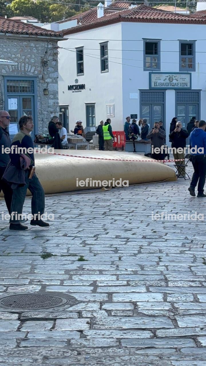 Φωτογραφίες και βίντεο: Ο Μπραντ Πιτ στο λιμάνι της Υδρας