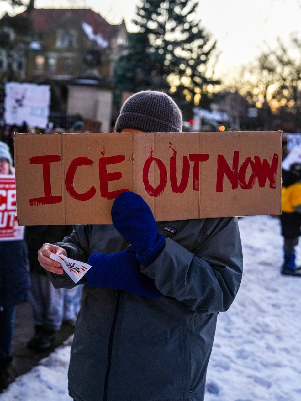 Διαδηλωτής κατά των πρακτόρων της ICE./ΦΩΤΟΓΡΑΦΙΑ: AP
