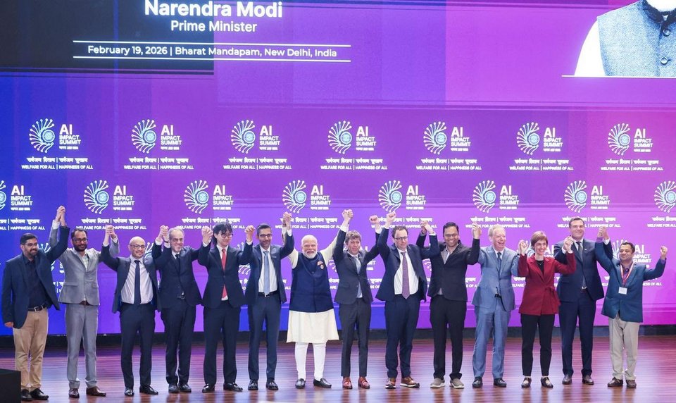 Η ομαδική φωτογραφία από το India AI Impact Summit 2026 με τους ηγέτες της τεχνητής νοημοσύνης