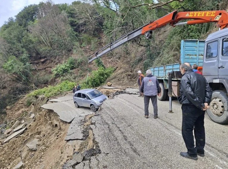 Για την απομάκρυνση του οχήματος που είχε παγιδευτεί στον κατεστραμμένο δρόμο χρησιμοποιήθηκε γερανός / epiruspost