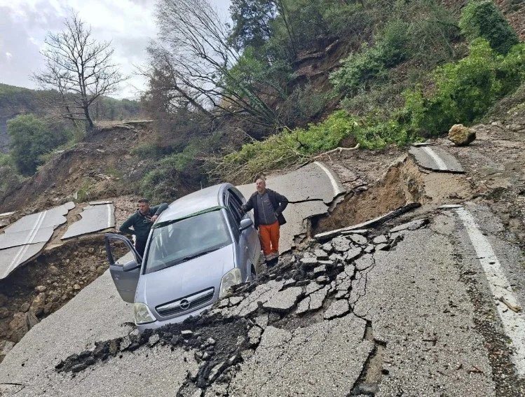 Ένας τυχερός οδηγός διασώθηκε όταν το όχημά του εγκλωβίστηκε στο τμήμα του δρόμου που δεν παρασύρθηκε κατά την κατάρρευση / φωτογραφία epiruspost