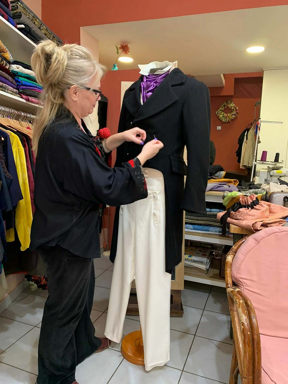 Η Άρτεμις Ισουφλλάρι, σχεδιάστρια και μοδίστρα ρούχων, επιμελείται το χαρακτηριστικό κοστούμι που φόρεσε ο ηθοποιός Αντώνης Μυριαγκός στην ταινία του Γιάννη Σμαραγδή «Καποδίστριας», στο ατελιέ της 