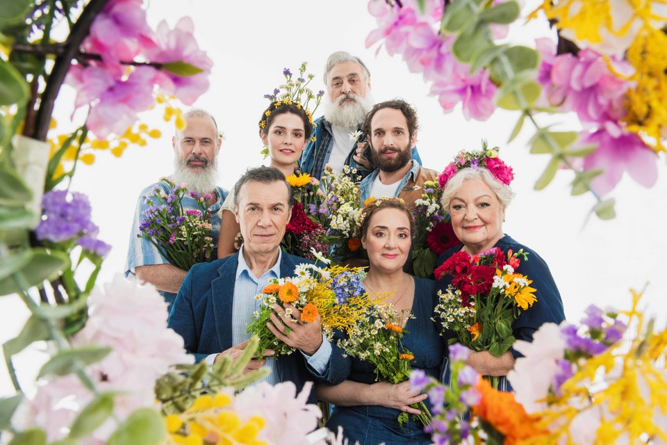 Παίζουν: Λάζαρος Γεωργακόπουλος, Ελένη Ουζουνίδου, Μάρκος Παπαδοκωνσταντάκης, Ασημένια Βουλιώτη, Γιάννης Αναστασάκης, Γιώργος Γλάστρας, Στέλλα Αντύπα, Μαριάμ Ρουχάτζε, Ευσταθία Λαγιόκαπα, Χρήστος Γκρόζος, Φάνης Κοσμάς, και η Τάνια Τσανακλίδου