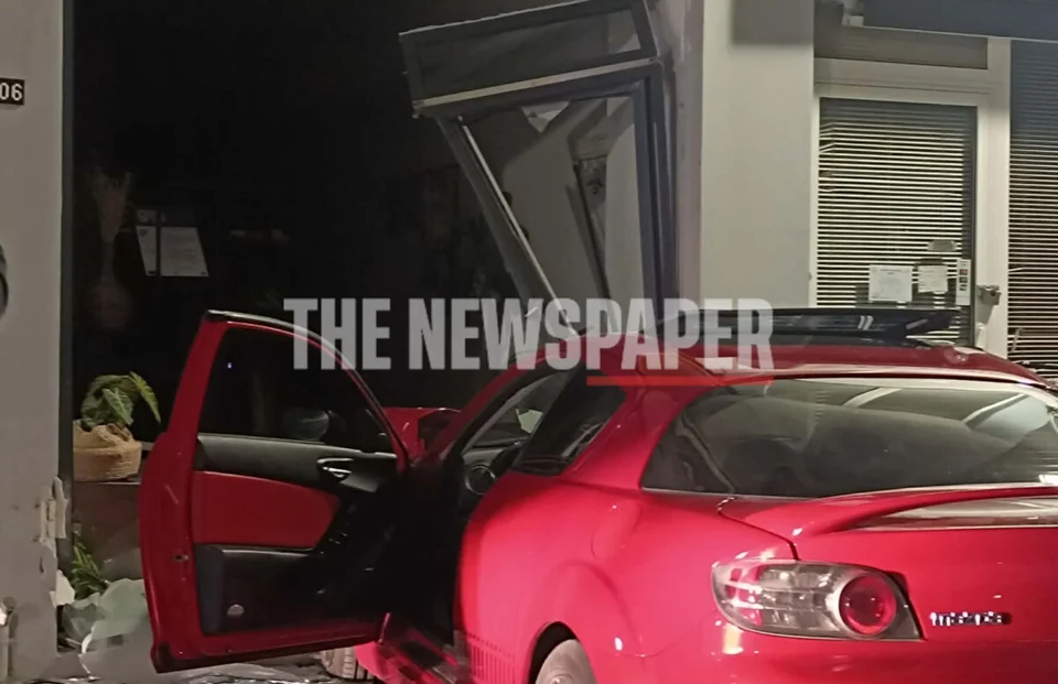 ΙΧ καρφώθηκε μέσα σε φροντιστήριο