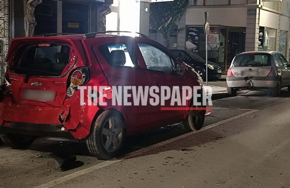 ΙΧ επεσε πάνω σε δύο σταθμευμένα