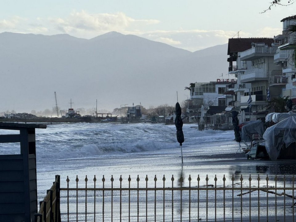 Τα προβλήματα σημειώθηκαν στο παραλιακό μέτωπο από τον έντονο κυματισμό και το φαινόμενο θαλάσσιας υπερχείλισης