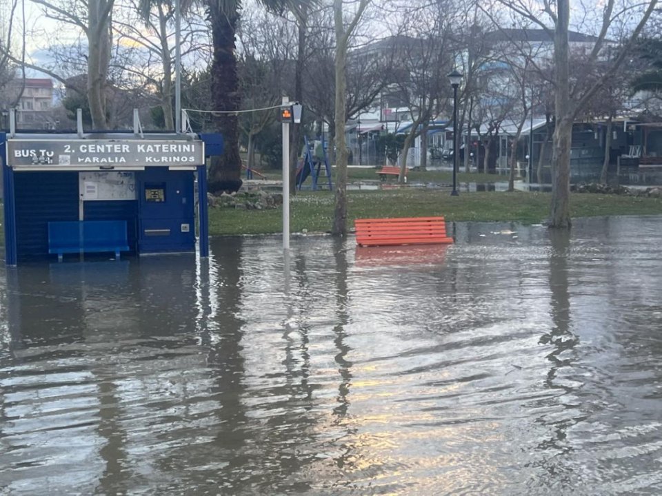 Η θάλασσα "σηκώθηκε" μισό - ένα μέτρο και βγήκε στη στεριά