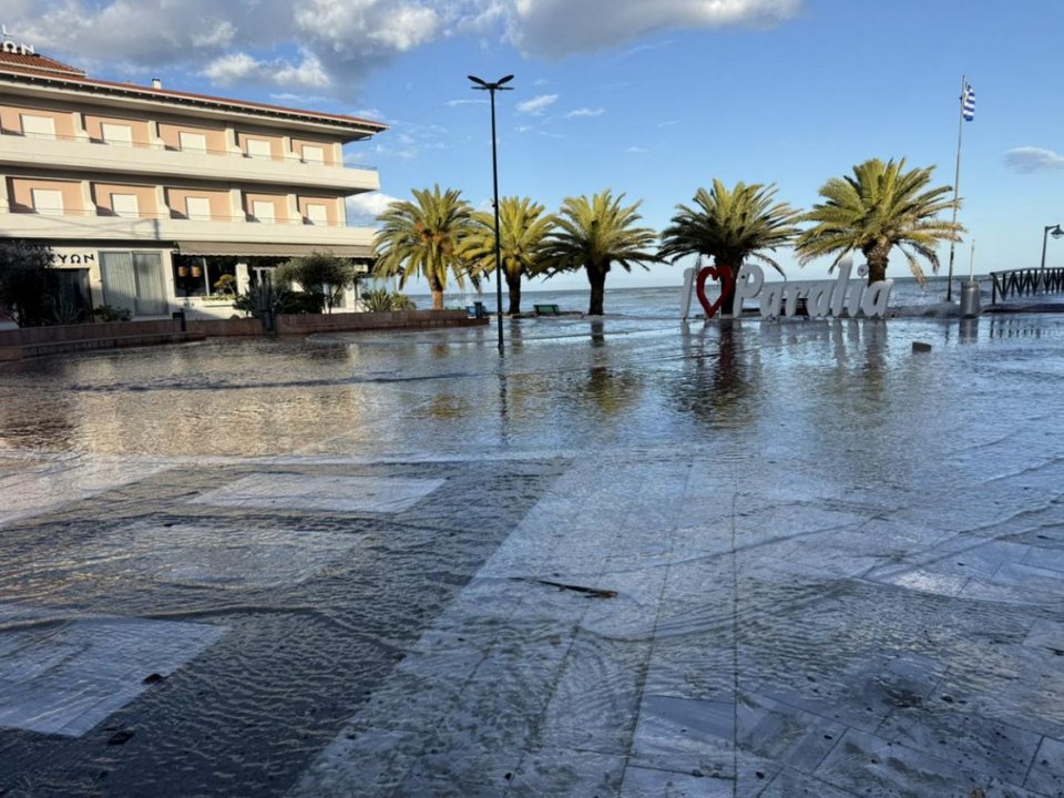 Αίτημα για να κηρυχθεί σε κατάσταση έκτακτης ανάγκης διατύπωσε ο δήμος Κατερίνης προς τη Γενική Γραμματεία Πολιτικής Προστασίας, λόγω των προβλημάτων που προκλήθηκαν χτες