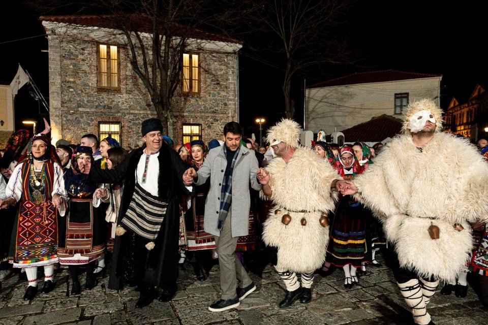 Η κορύφωση του εθίμου γίνεται στην πλατεία του χωριού, υπό τους ήχους της θρακιώτικης λύρας και του νταουλιού, γίνεται εικονικό όργωμα και σπορά, που καταλήγει στον θάνατο και την ανάσταση του Καλόγερου