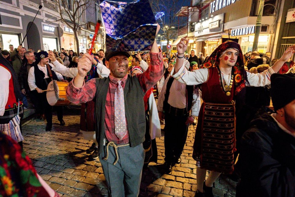  Το έθιμο ενώνει τους κατοίκους σε έναν πανηγυρικό χορό, γεμάτο πειράγματα και κέφι