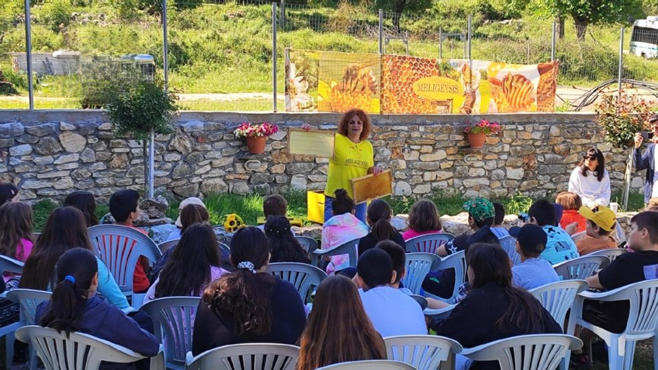 Η Meligeysis, οργανώνει κάθε χρόνο εκπαιδευτικά προγράμματα, καλώντας μαθητές όλων των ηλικιών να ανακαλύψουν τον θαυμαστό κόσμο της μέλισσας