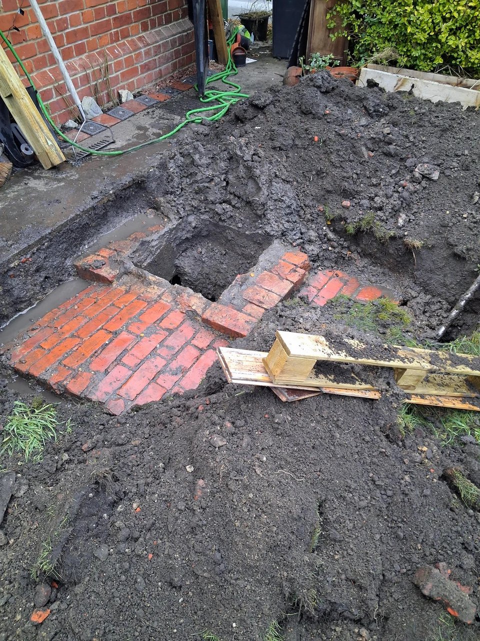 Η περίεργη κατασκευή που βρήκε στον κήπο του σπιτιού της 