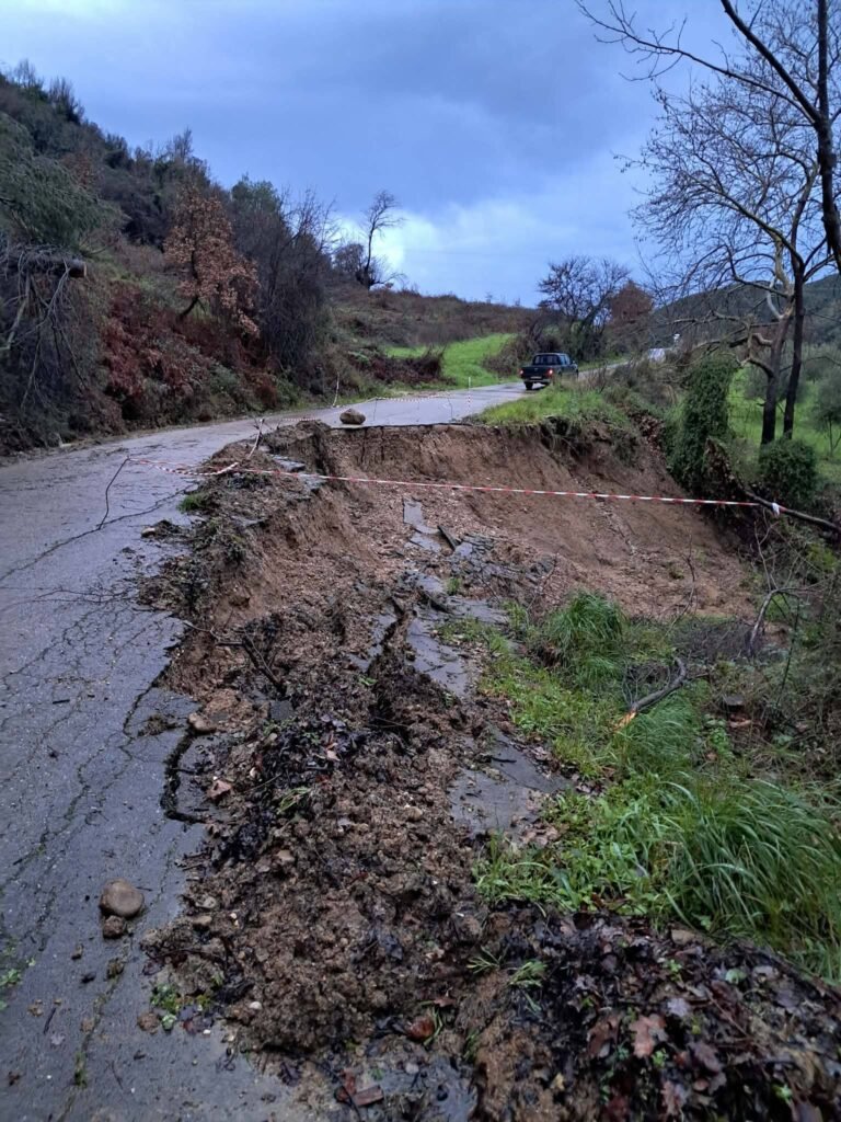 Υποχώρησε το οδόστρωμα στον δρόμο προς Απιδούλα // ilia.news