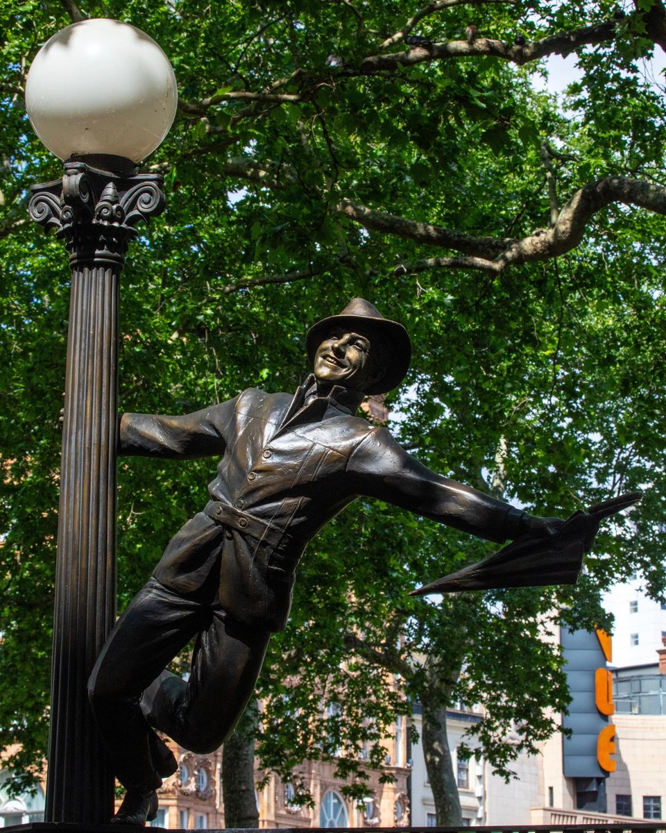 Χάλκινο άγαλμα του Τζιν Κέλι στην πλατεία Leicester στο Λονδίνο / Φωτογραφία: Shutterstock 