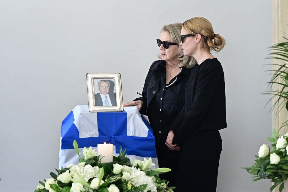 Με την ελληνικη σημαία καλυμμενο το φερετρο