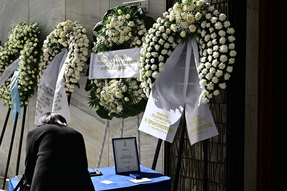 Στεφάνια στο σ' νεκροταφειο