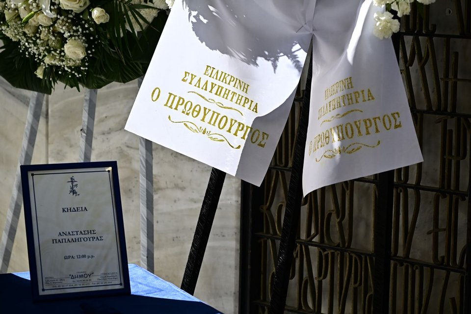 Το στεφάνι του πρωθυπουργού Κυριάκου Μητσοτάκη 