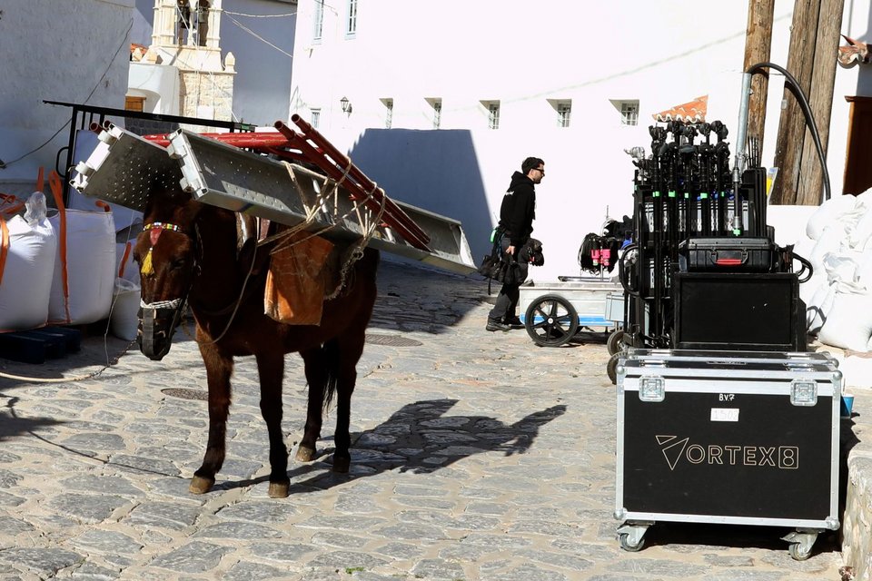 ..Ολοι βοηθούν στα γυρίσματα