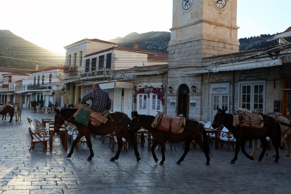 Πρωί Παρασκευής στην Υδρα 