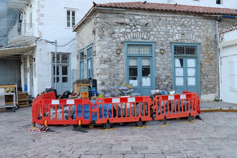 Ενα απέραντο κινηματογραφικό πλατό αποτελεί τα τελευταία 24ωρα το νησί της Υδρας με τον Μπραντ Πιτ και το συνεργείο του να κάνουν γυρίσματα για την ταινία με τίτλο «The Riders»